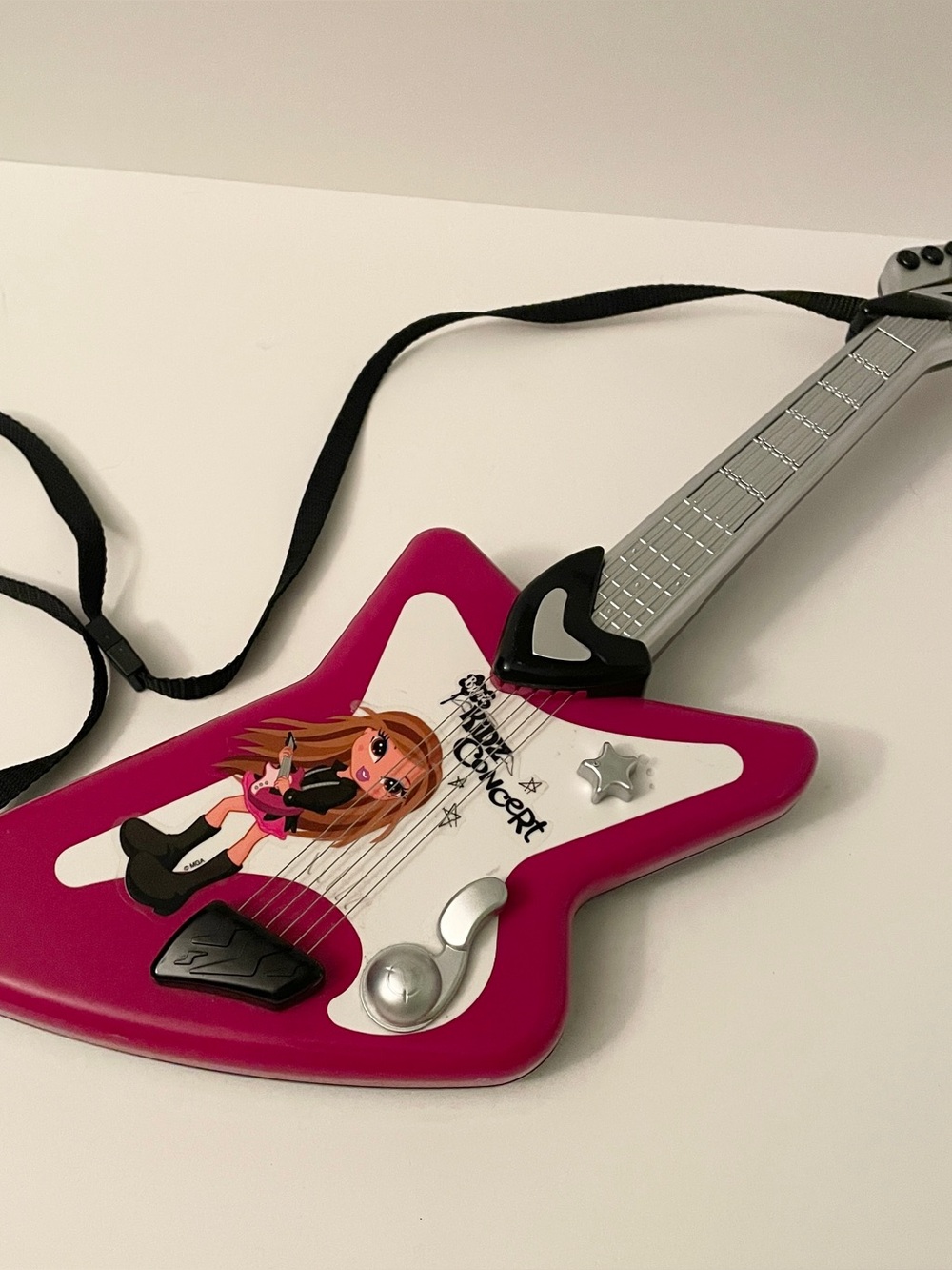 Bratz Kidz Concert Yasmin Pink Star Toy Electric Guitar MGA Entertainment 2007